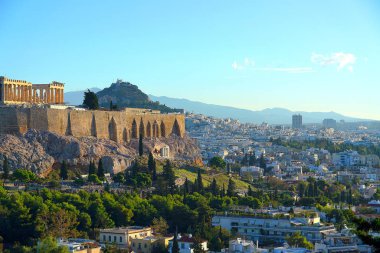 Güneşli bir günde Atina Akropolis ve Lycabettus Hill ile görünüm