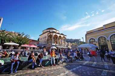 Atina - Yunanistan, 06 Ekim 2018 Piazza Monastiraki güzel güneşli bir günde dinlenin insanlar
