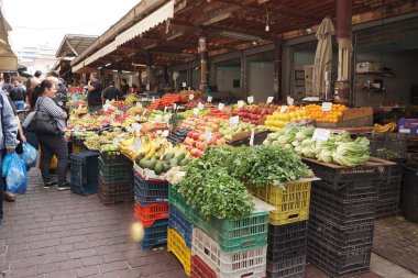 Atina - Yunanistan - 05 Ekim 2018 genel meyve ve sebze pazarı Monastiraki bölgesinde