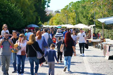 Atina-Yunanistan, 07 Ekim 2018 turistler ve Atinalılar Parthenon Pazar sabahı gezinme