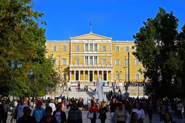 Atina - Yunanistan, 6 Ekim 2018, turistler ve Atinalılar Syntagma Meydanı önünde Greek Parliament