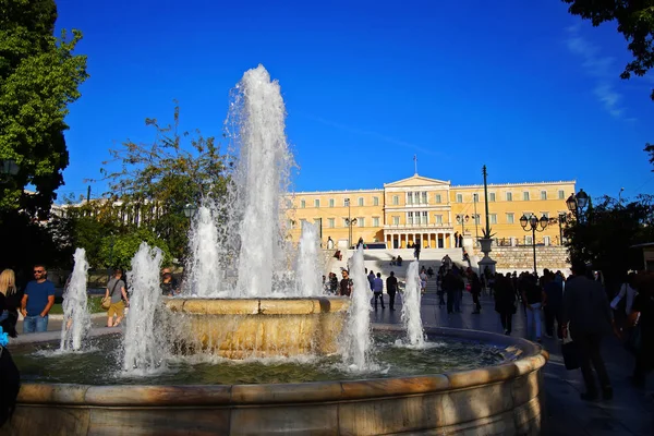 Ateny Grecja Października 2018 Turystów Ateńczyków Placu Syntagma Przed Greckiego — Zdjęcie stockowe