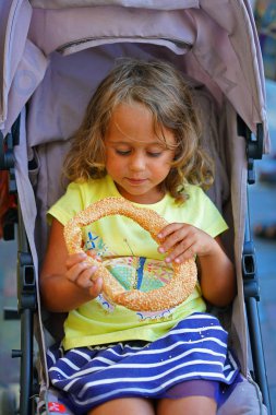 3-4 yıl yaşlı kız Yunanistan Yunan donut yemek