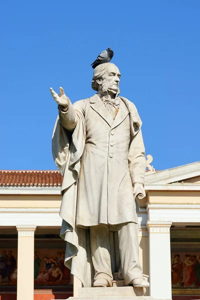 Patung Seorang Pria Depan Universitas Athena Yunani — Stok Foto