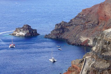 Deniz ve kayalıklarla Santorini, Yunanistan lüks teknelerle güzel görünümü