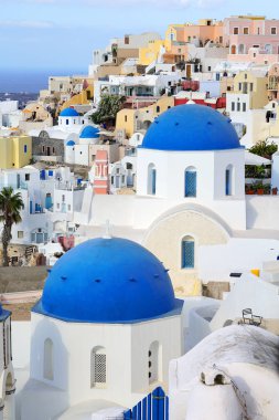 Güzel manzara ile kiliseler Oia, Santorini, Cyclades, Yunanistan