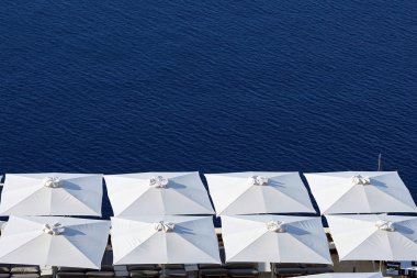 Mavi ve beyaz renklerde Santorini, Kiklad Adaları, Yunanistan