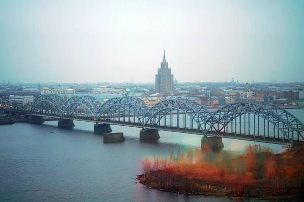Puente Ferroviario Con Ciudad Riga Como Fondo —  Fotos de Stock