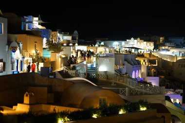 Akşam Oia sokaklarında yürüyüş Santorini, Yunanistan, 19 Eylül 2018, turist üzerinden dünyanın her yerinden