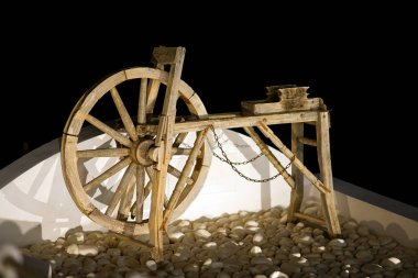 Oia, Yunanistan, 19 Eylül 2018, güzel eski tekerlek Santorini bir sokakta ekranda