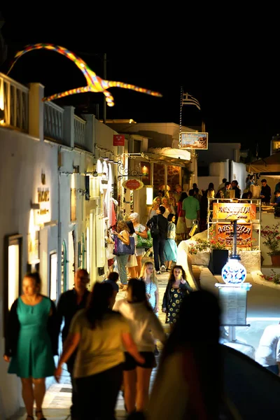 Santorini Greece 2018 Tourists Stroll Quaint Town Oia — Stock Photo, Image