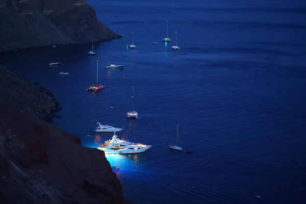 ボートやモーター ボート サントリーニ島 ギリシャの海の中 — ストック写真