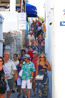 Oia, Cyclades sokaklarında yürüyüş dünyanın dört bir yanından gelen Oia, Yunanistan, 19 Eylül 2018 turistler