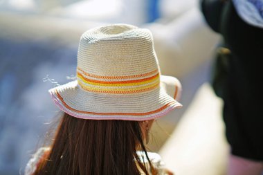 Oia, Yunanistan, 19 Eylül 2018 Oia, Santorini arka plan üzerinde şapkalı kadın