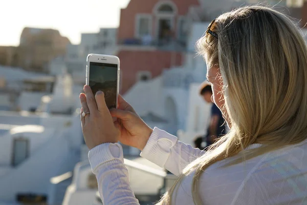 Oia Grece Сентября 2018 Года Турист Фотографирует Себя Помощью Мобильного — стоковое фото