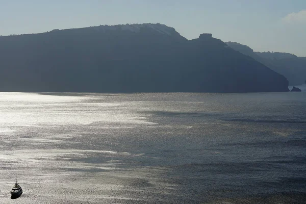 ギリシャ サントリーニ島のオイア風景を構成するカルデラでモーター ボート — ストック写真