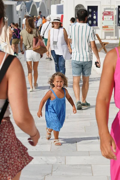 Santorini Yunanistan Eylül 2018 Güzel Ailesi Oia Içinde Görmüyor Çünkü — Stok fotoğraf