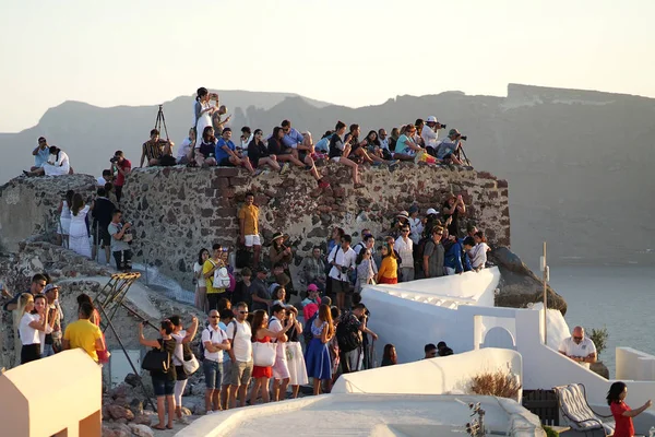 Santorini Greece September 2018 Tourists Waiting See Photograph Sunset Oia — Stock Photo, Image