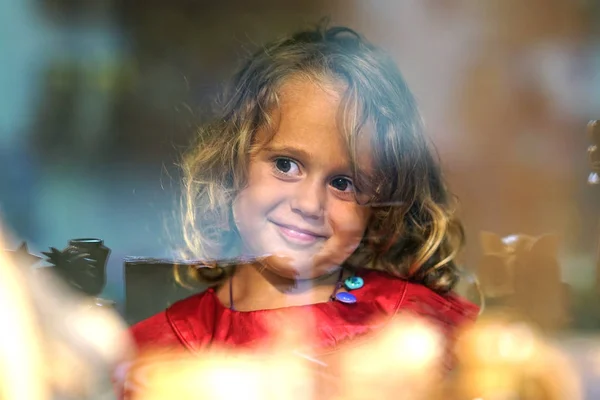 Gadis Kecil Yang Cantik Melihat Jendela Toko Oia Dan Membuat — Stok Foto