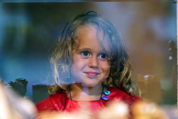 Красивая Маленькая Девочка Смотрит Окно Магазина Оиа Делает Много Смешных — стоковое фото