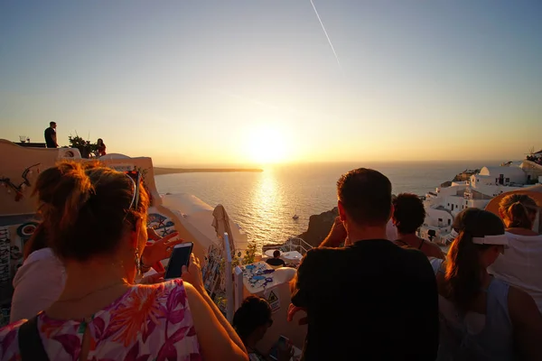 Santorini Kreikka Syyskuu 2018Turistit Eri Puolilta Maailmaa Odottavat Auringonlaskua Oiassa — kuvapankkivalokuva