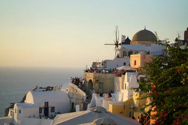 Santorini Yunanistan Oia Günbatımında Bekleyen Dünyanın Dört Bir Yanından Gelen — Stok fotoğraf