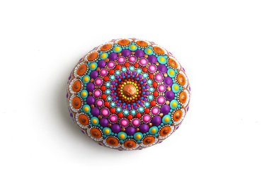Güzel Mandala el boyalı bir deniz taşı, izole