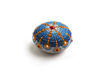 Güzel Mandala el boyalı bir deniz taşı, izole