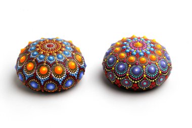 Güzel mandala el taşlar üzerine boyanmış, izole