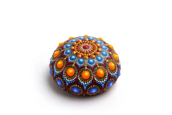 Piękne Mandala ręcznie malowane na kamieniu, izolowane — Zdjęcie stockowe