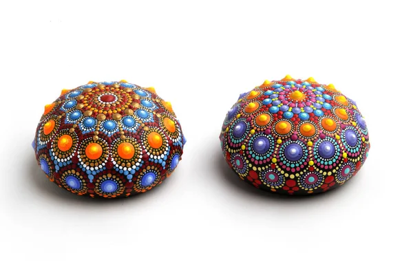 Piękne Mandala ręcznie malowane na kamienie, izolowane — Zdjęcie stockowe