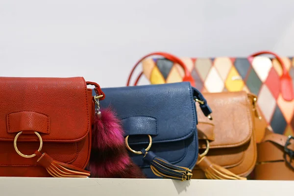 Красочные сумки на витрине магазина — стоковое фото