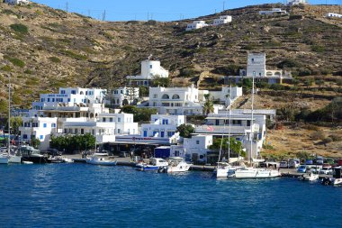 Ios, Yunanistan, 18 Eylül 2018, Liman girişinin panoramik görünümü