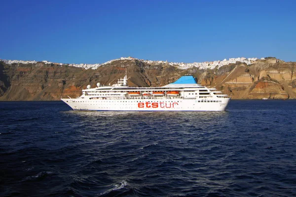 SANTORINI, GRECIA, 18 DE SEPTIEMBRE DE 2018, Cruceros en el mar de Santorini — Foto de Stock