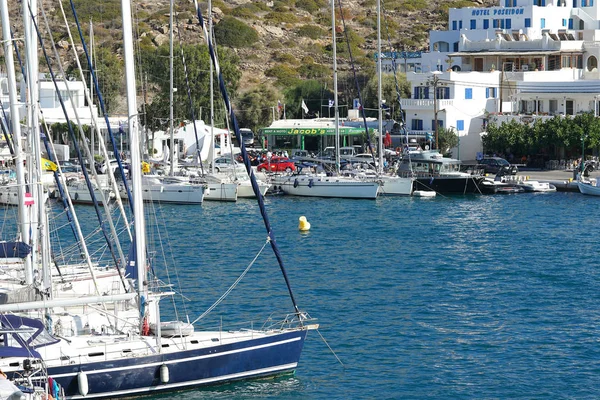 IOS, GREECE, 18 SEPTEMBER 2018, view of the entrance to the port of Ios — Stock Photo, Image