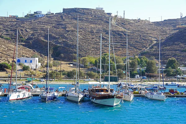 IOS, GRECIA, 18 DE SEPTIEMBRE DE 2018, Vista panorámica de la entrada al puerto — Foto de Stock