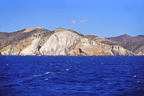 Vista típica do mar e falésias nas Cíclades — Fotografia de Stock