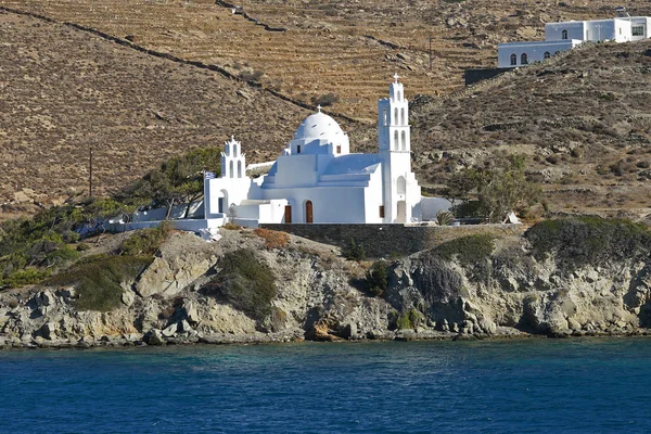 Hermosa vista de la iglesia de Agia Irini en la entrada al puerto de Ios, Grecia — Foto de Stock