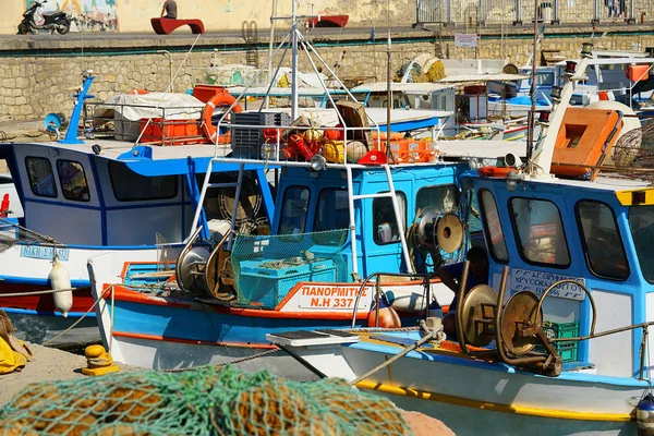 Heraklion, Greece, September 25 2018, Fishing boats in the Gulf of Heraklio — Stock Photo, Image