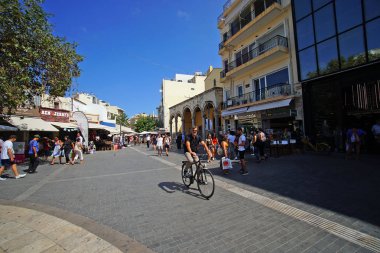 Heraklion, Yunanistan, 25 Eylül 2018, Venizelou meydanında turistler ve yerliler