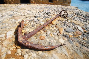 Heraklion, Yunanistan, 25 Eylül 2018, Kale arka plan olarak Kandiye limanında eski çapa