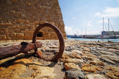Heraklion, Yunanistan, 25 Eylül 2018, Kale ile Kandiye limanında eski bir çapa detayı