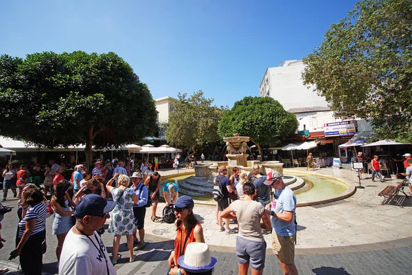 Heraklion, Grecja, Wrzesień 25 2018, turyści w fontannie Morosini znajduje się w centrum Iraklio — Zdjęcie stockowe