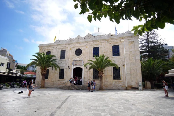 Heraklion, Grecia, 25 de septiembre de 2018, Vista exterior de la Iglesia de Agios Titos que es una hermosa iglesia ortodoxa — Foto de Stock