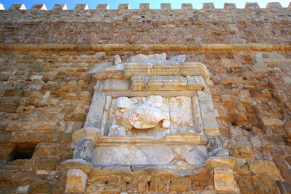 Venedik kalesinin giriş duvarına yerleştirilen ünlü Venedik sembolünün detayı — Stok fotoğraf