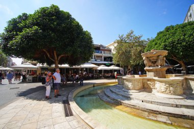 Heraklion, Yunanistan, 25 Eylül 2018, Iraklio merkezinde bulunan Morosini çeşmesinde turistler