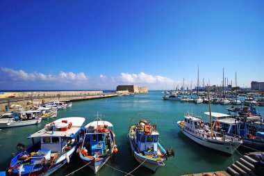Heraklion, Yunanistan, 25 Eylül 2018, şehrin limanında Venedik kalesi görünümü