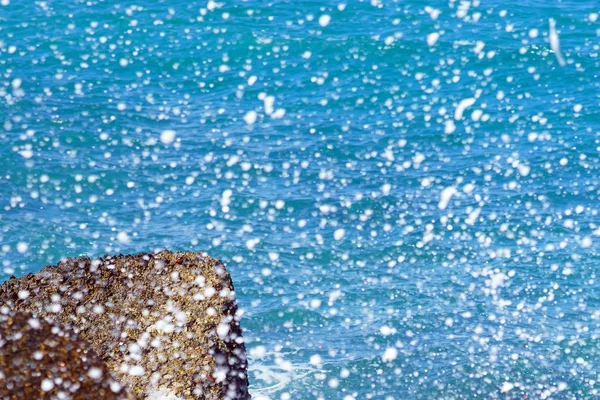 Golven op de rotsen van de haven van Heraklion — Stockfoto