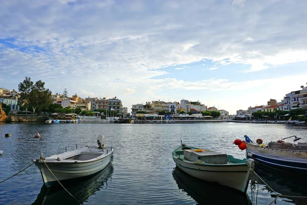 Barcos en el lago Voulismeni. Agios Nikolaos, Creta, Grecia —  Fotos de Stock