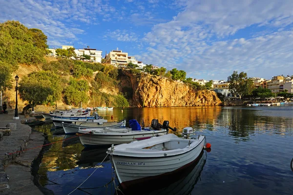 Barcos en el lago Voulismeni. Agios Nikolaos, Creta, Grecia —  Fotos de Stock